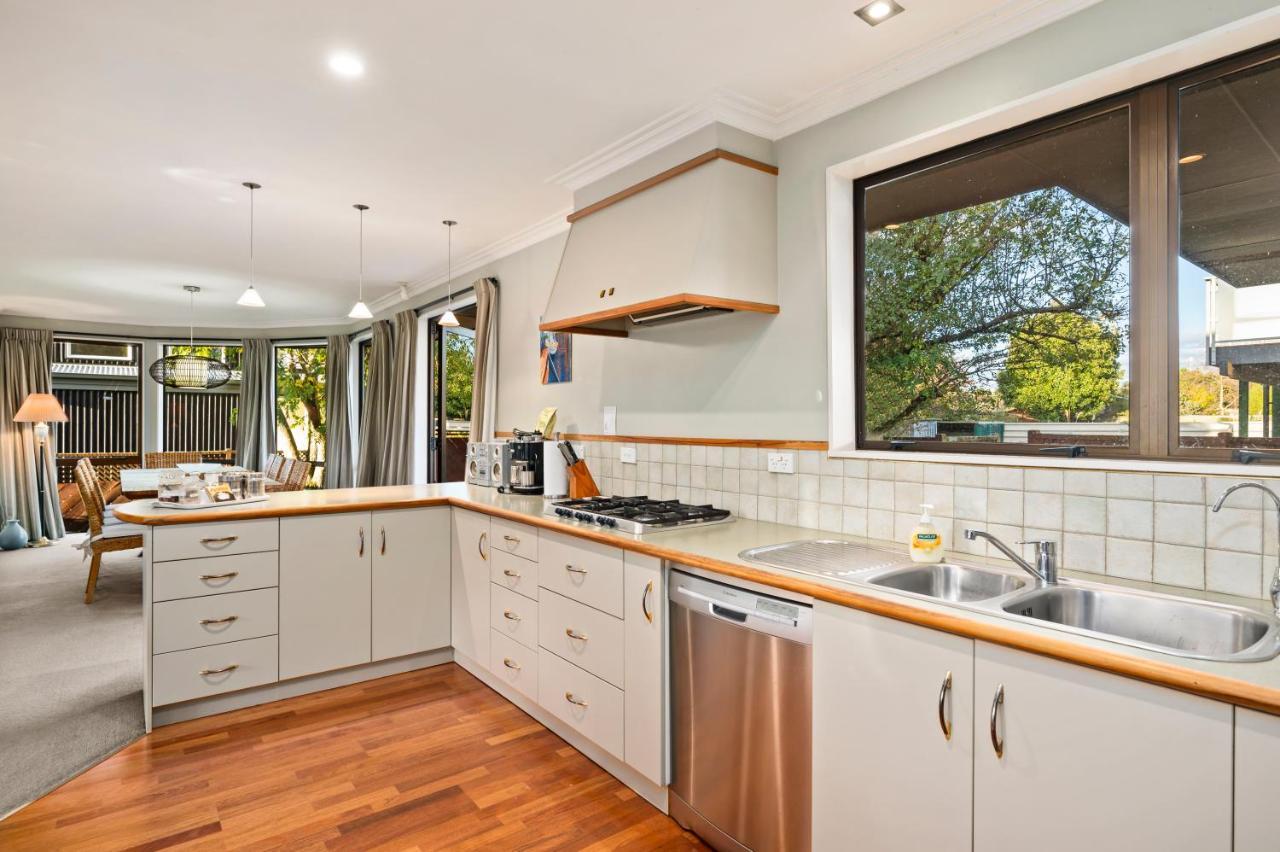 Taupo Escape - Rainbow Point Holiday Home エクステリア 写真
