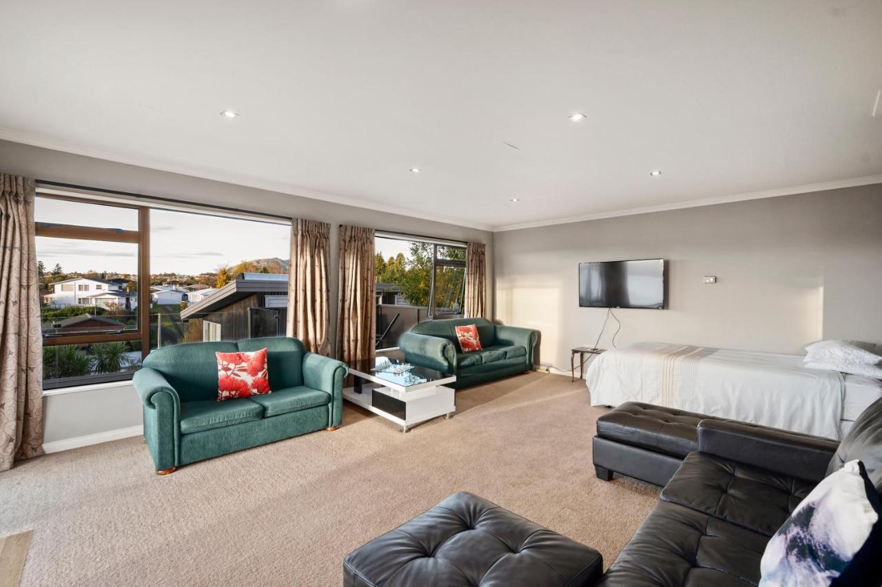 Taupo Escape - Rainbow Point Holiday Home エクステリア 写真